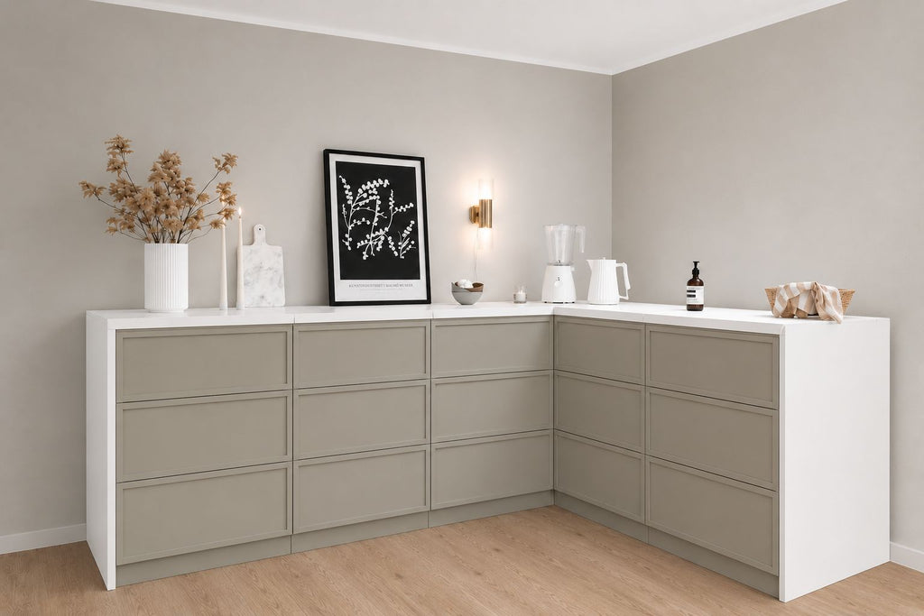 Pappküche in L-Form mit Greige-Fronten für Home Staging